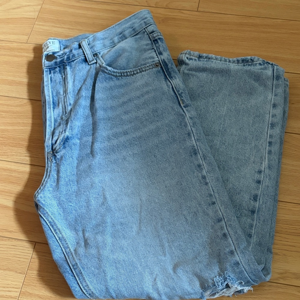 Distressed Women's Relaxed Fit Jeans